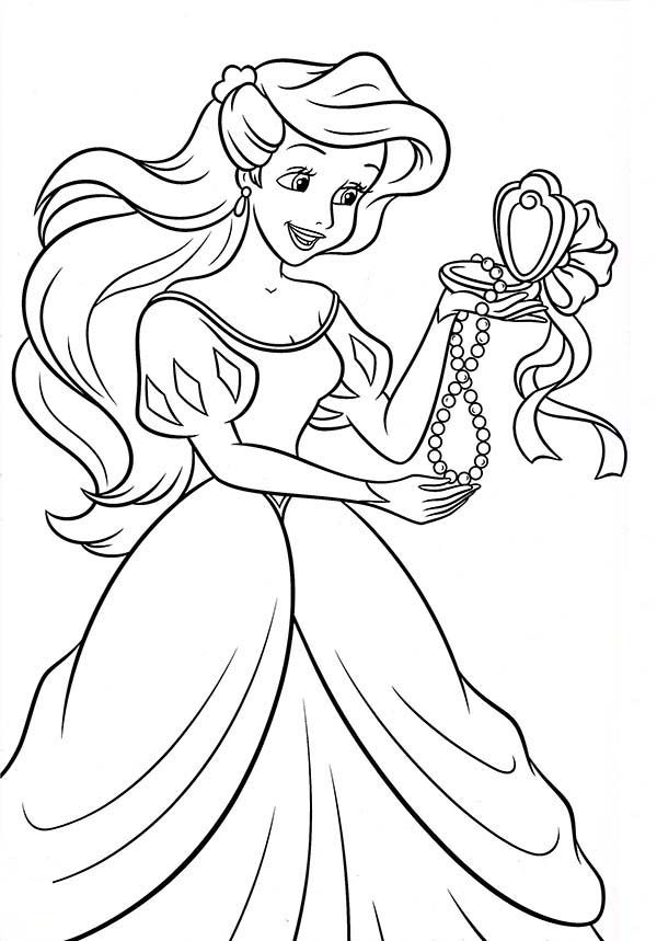 Princess Ariel Open Up Her Present in Princesses Birthday Coloring ...