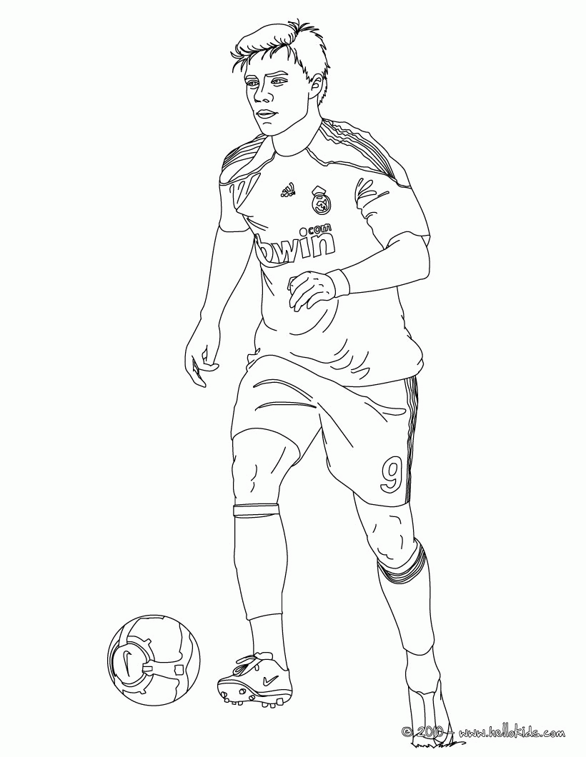 SOCCER PLAYERS coloring pages - Christiano Ronaldo playing soccer